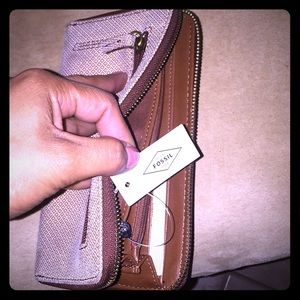 Fossil zip clutch wallet 🌸